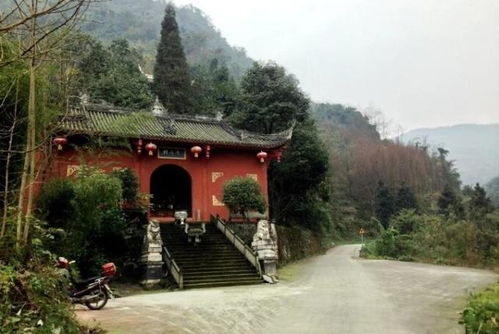 都江堰深山的一座千年古刹,不仅布满钟乳石,还有汉白玉观音